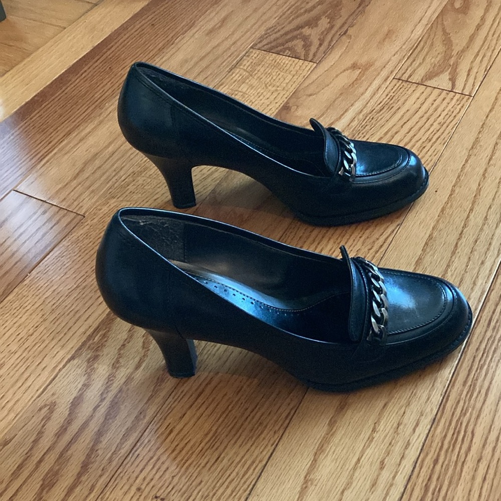 Naturalizer Women's heels with Chain Detail